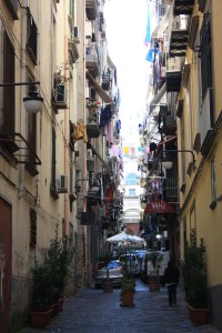 NAPOLİ DAR SOKAK