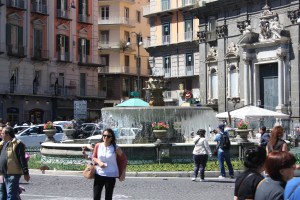 NAPOLİ GAMBRİNUS HAVUZLU MEYDAN