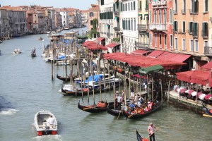 VENEDİK KANALDA GONDOLAR