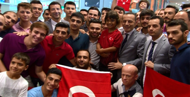 cuneyt-cakir-yurda-dondu-iste-ilk-aciklamalar-11055541_o