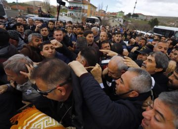 kilicdarogluna-sehit-cenazesinde-saldiri-_6824_dhaphoto6-o6piguwfd8k7juh7u39qwhx52kidt8its6vcweu23s