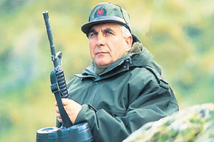 Bayrak çiğnemek, indirmek ya da yakmak kolaydır. Anlık hazdan hoşlanan kabalık simgesi kalabalıklar için bire birdir.
Sonrasını düşünmezseniz...